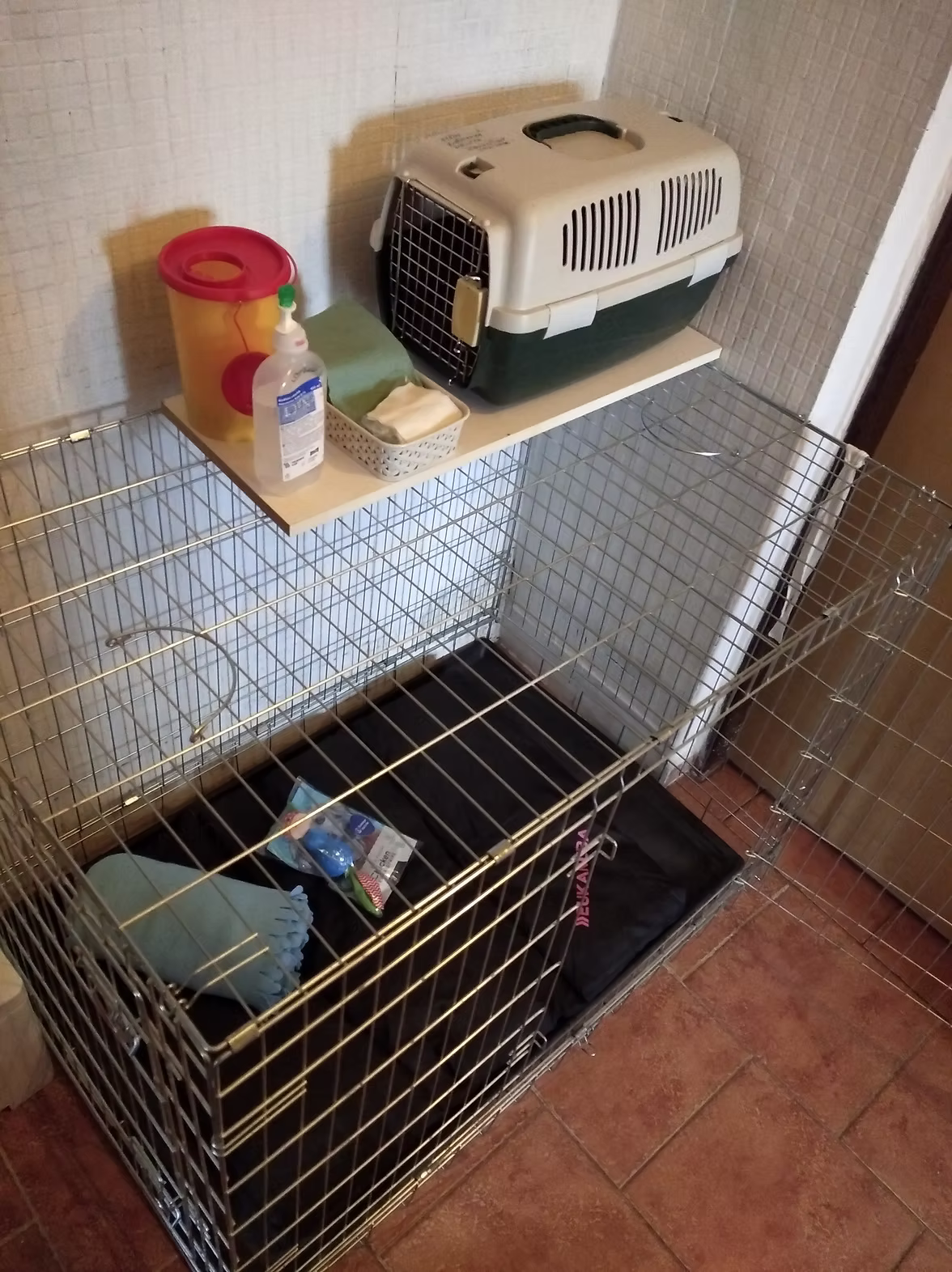 Pohodlná klec na pozorování pacienta, pokračující léčbu a infuze