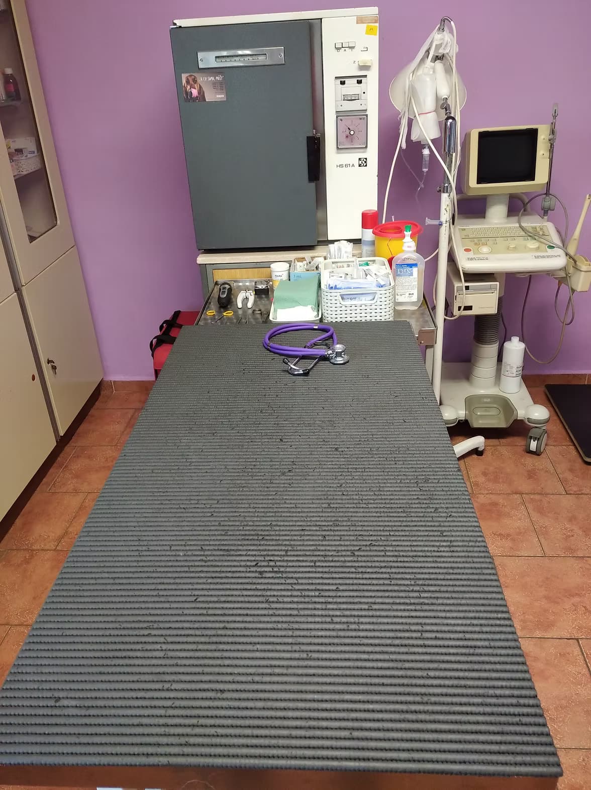 Ordinační stůl s nechladivou podložkou, sterilizátor, ultrazvuk